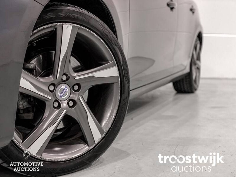 Volvo V60 1.6 T3 R-Design Car