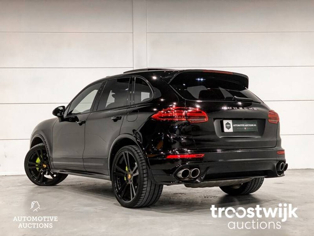 Porsche Cayenne S E-Hybrid 3.0 Car