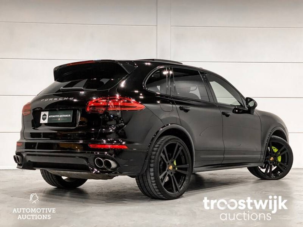 Porsche Cayenne S E-Hybrid 3.0 Car