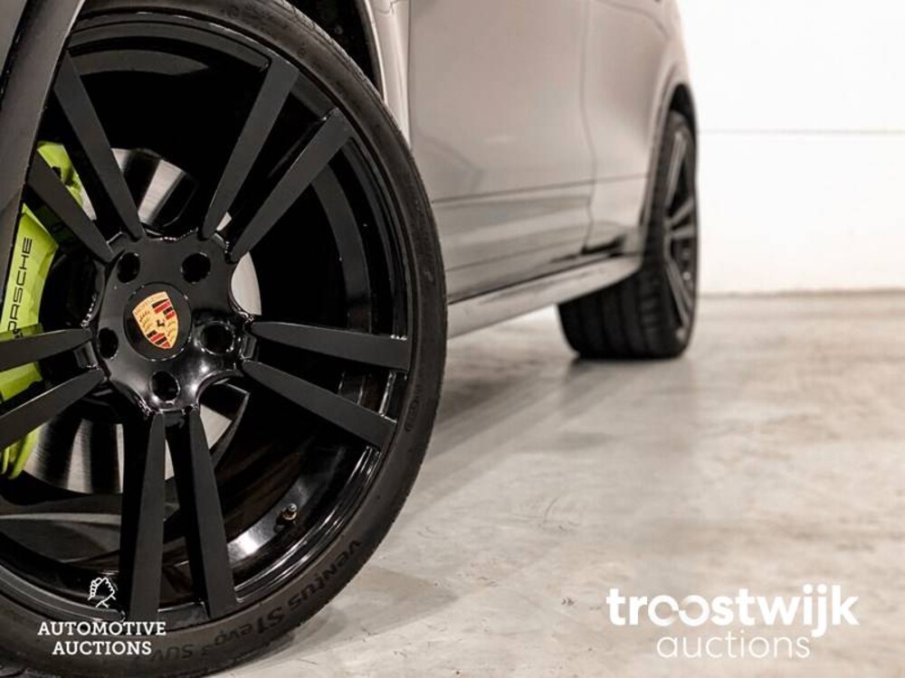 Porsche Cayenne S E-Hybrid 3.0 Car