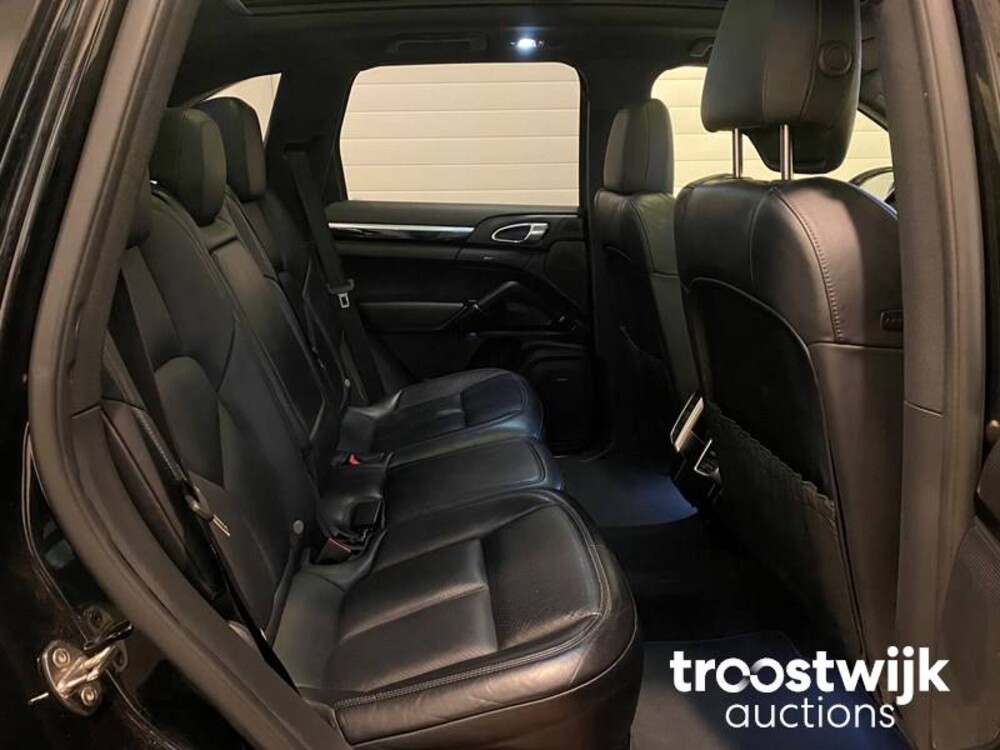 Porsche Cayenne S E-Hybrid 3.0 Car