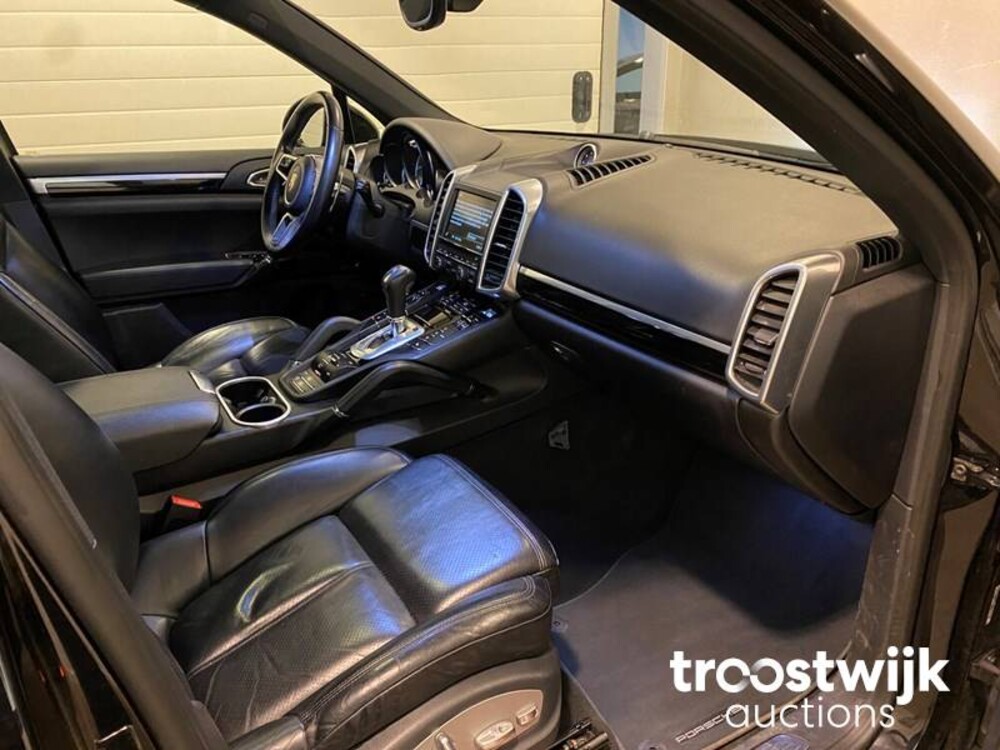 Porsche Cayenne S E-Hybrid 3.0 Car