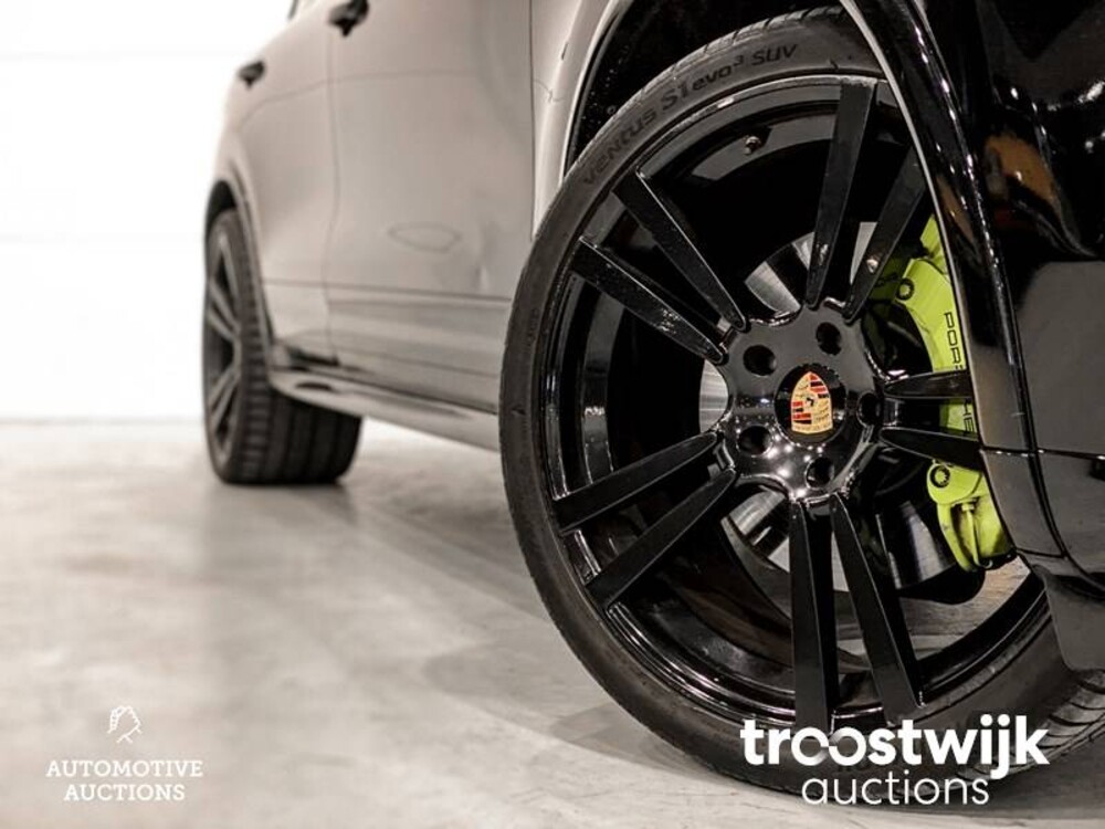 Porsche Cayenne S E-Hybrid 3.0 Car