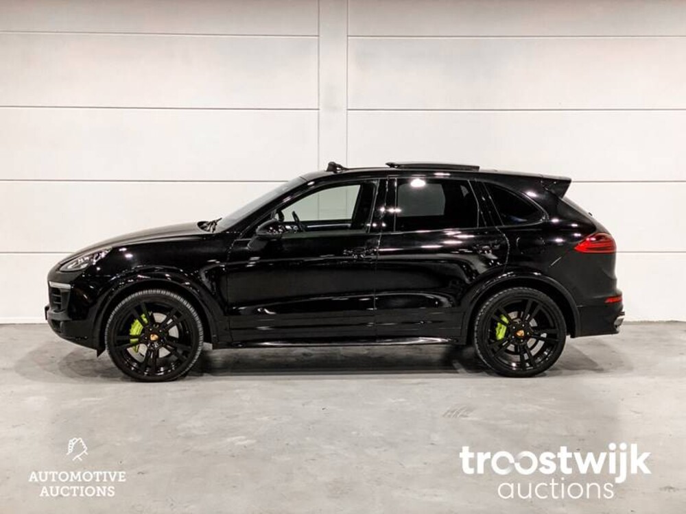 Porsche Cayenne S E-Hybrid 3.0 Car