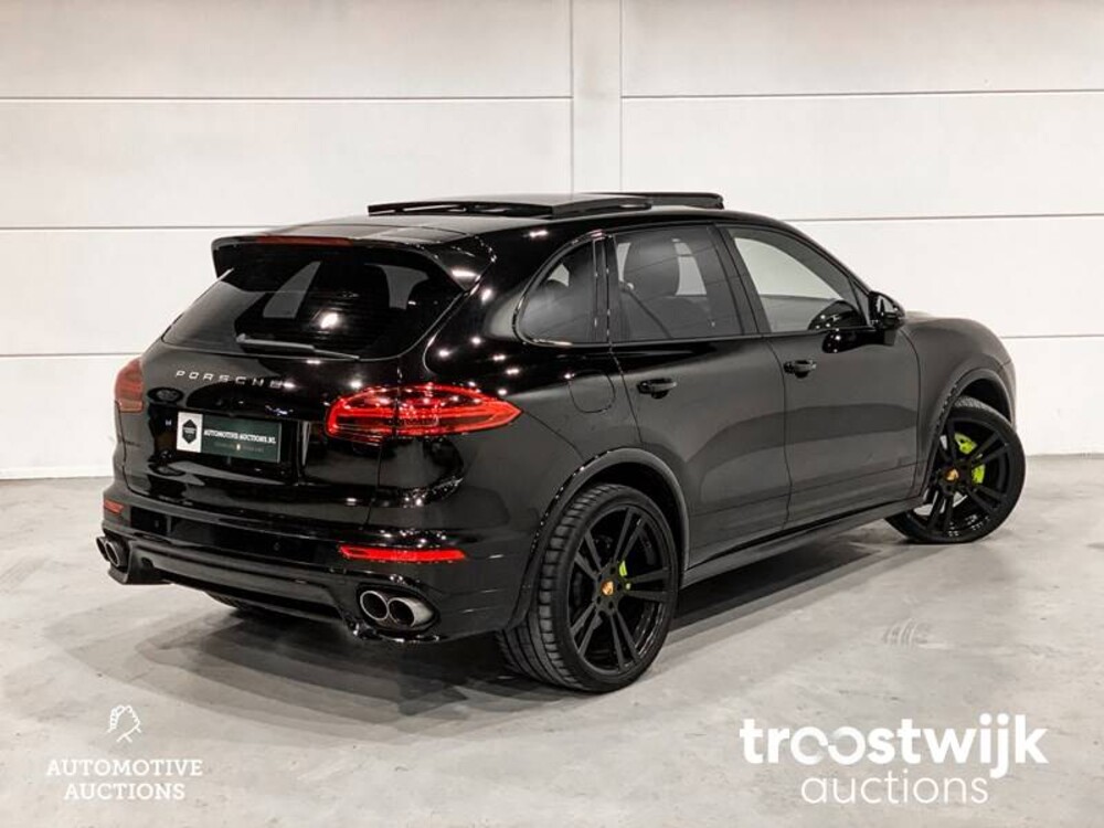 Porsche Cayenne S E-Hybrid 3.0 Car