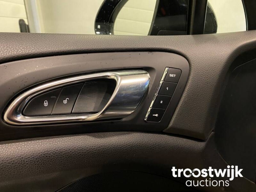 Porsche Cayenne S E-Hybrid 3.0 Car