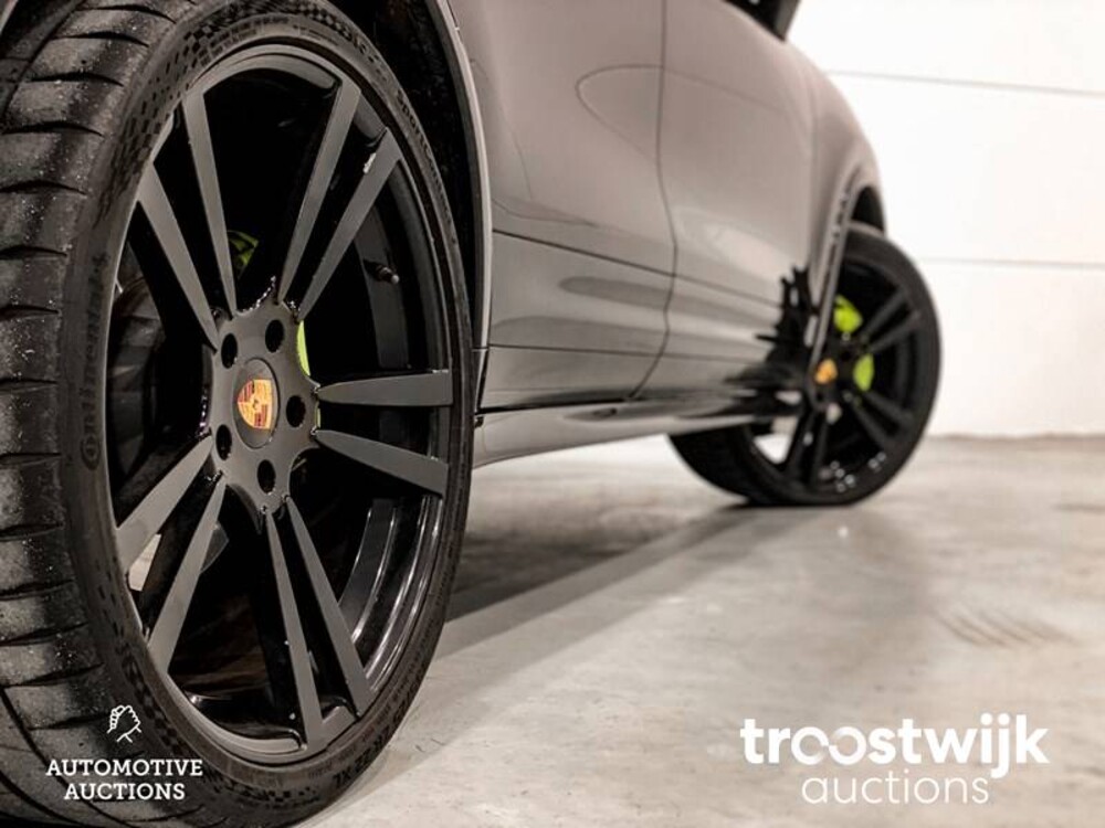 Porsche Cayenne S E-Hybrid 3.0 Car