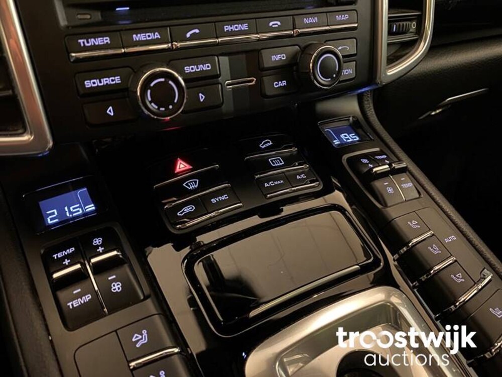 Porsche Cayenne S E-Hybrid 3.0 Car