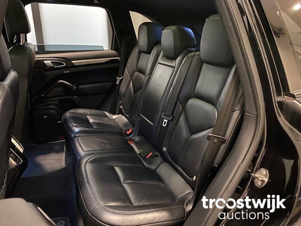 Porsche Cayenne S E-Hybrid 3.0 Car