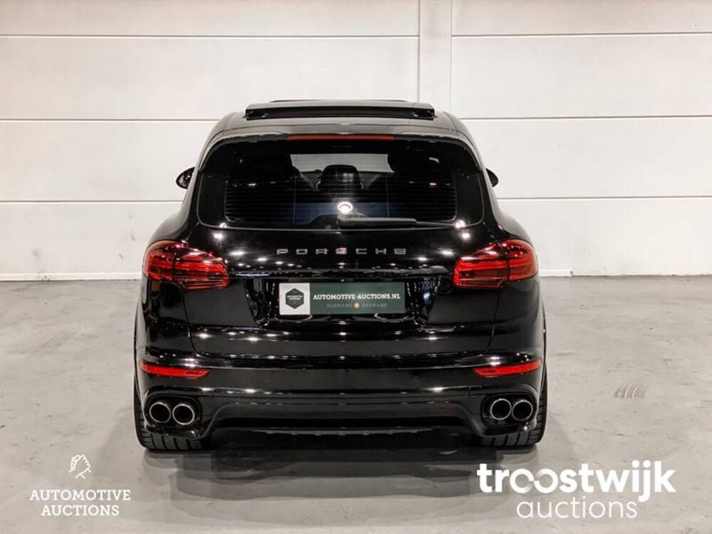 Porsche Cayenne S E-Hybrid 3.0 Car