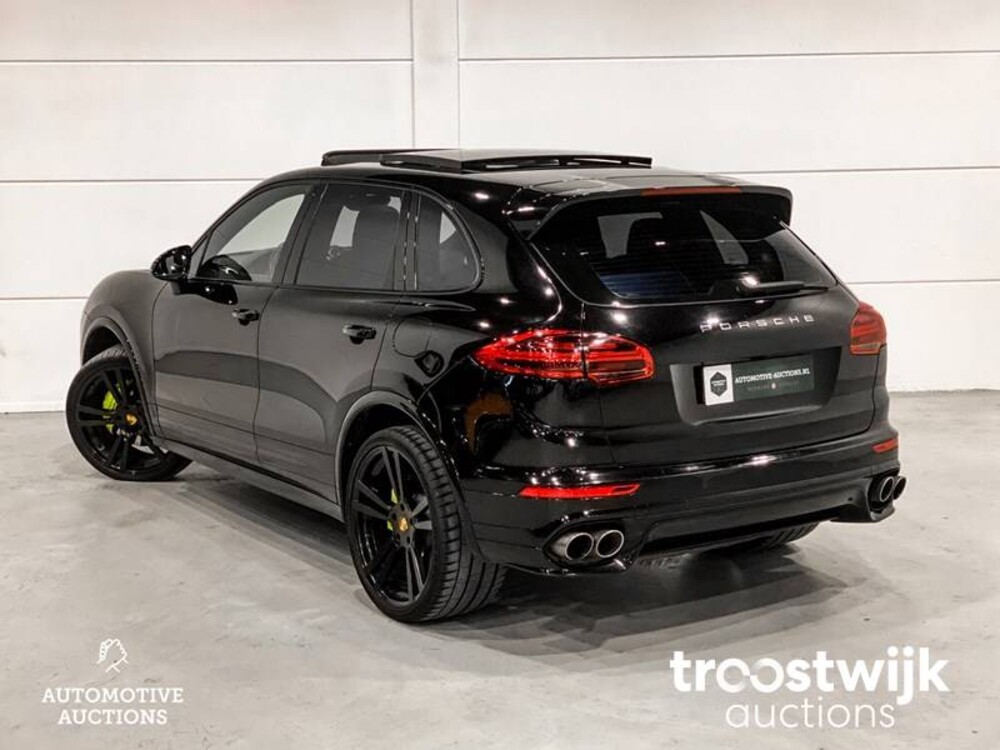 Porsche Cayenne S E-Hybrid 3.0 Car