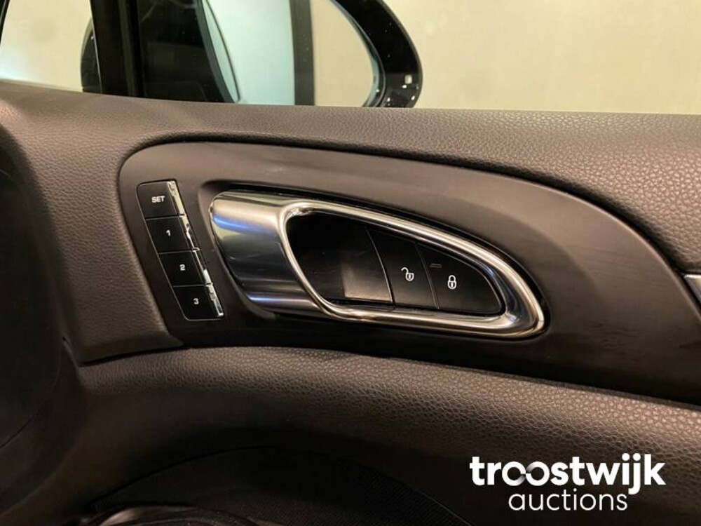 Porsche Cayenne S E-Hybrid 3.0 Car