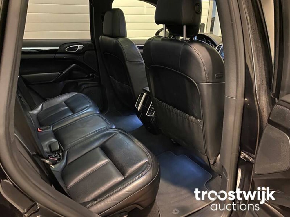 Porsche Cayenne S E-Hybrid 3.0 Car