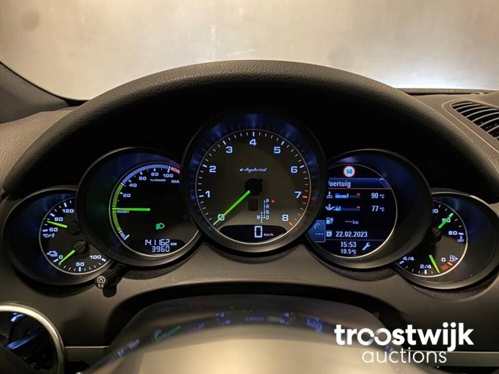 Porsche Cayenne S E-Hybrid 3.0 Car