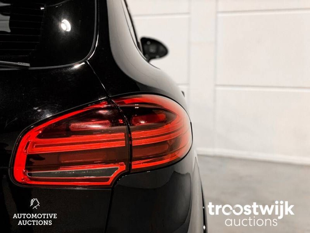 Porsche Cayenne S E-Hybrid 3.0 Car