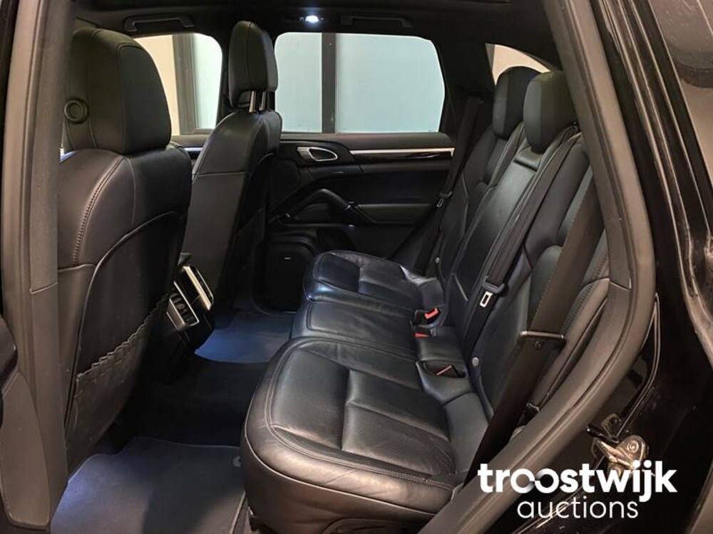 Porsche Cayenne S E-Hybrid 3.0 Car