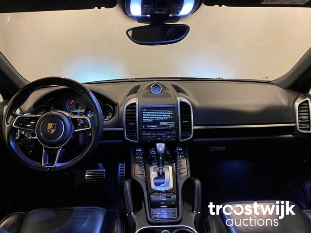 Porsche Cayenne S E-Hybrid 3.0 Car