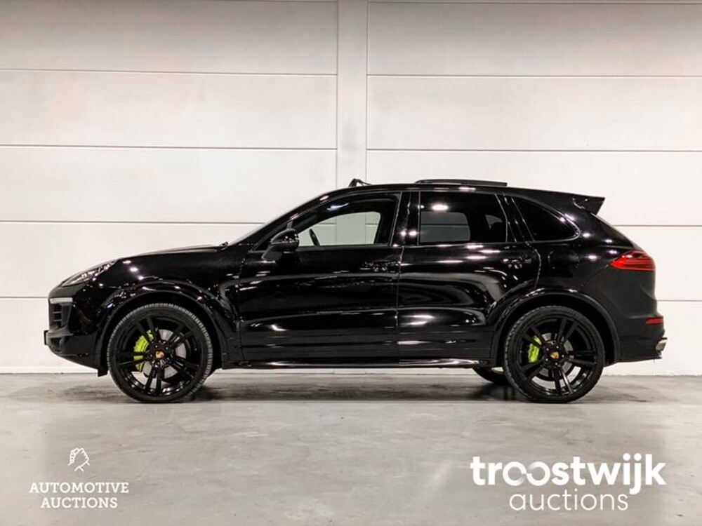 Porsche Cayenne S E-Hybrid 3.0 Car
