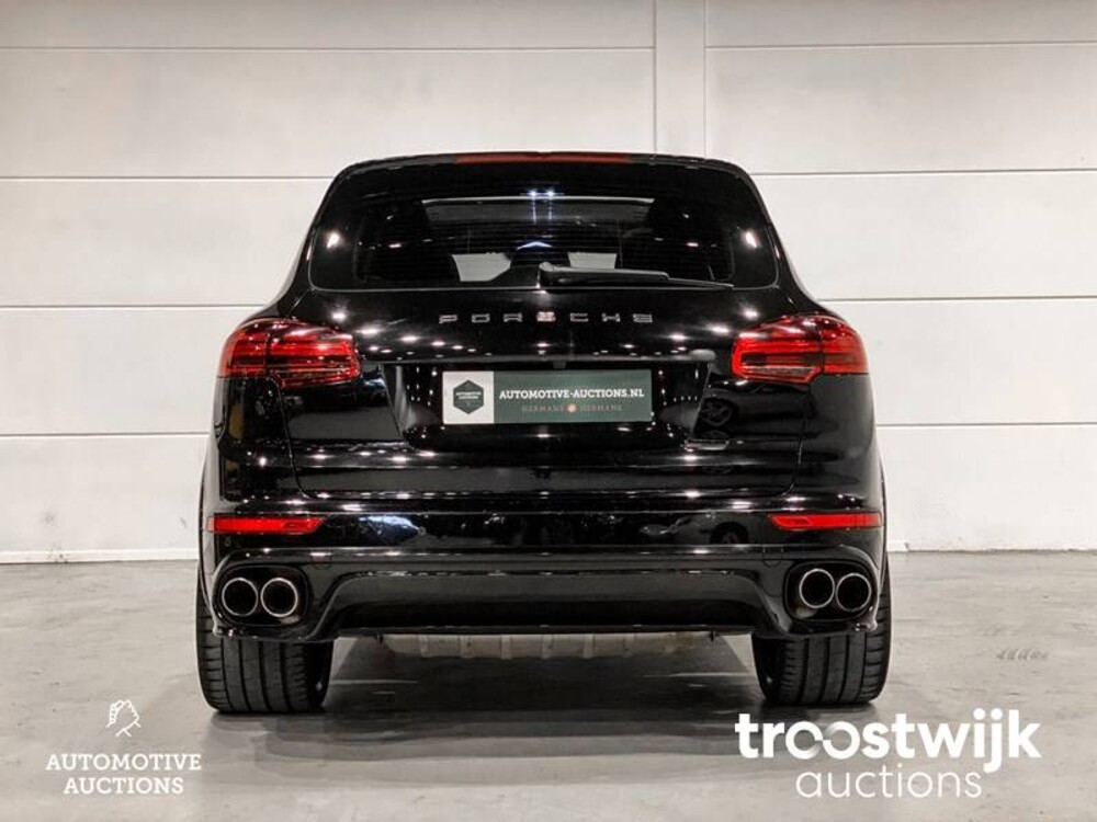 Porsche Cayenne S E-Hybrid 3.0 Car