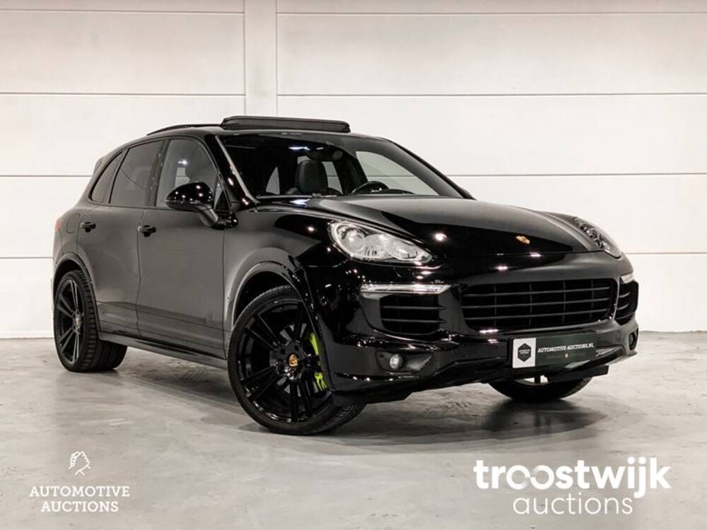 Porsche Cayenne S E-Hybrid 3.0 Car