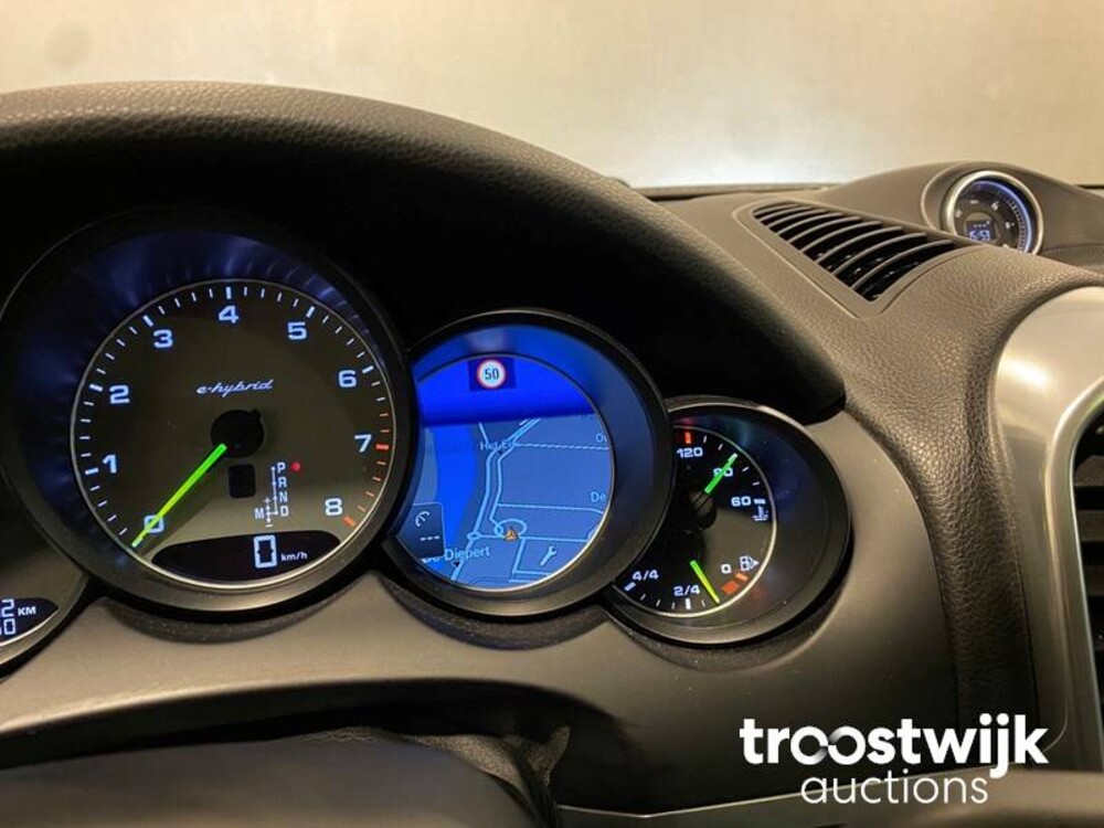 Porsche Cayenne S E-Hybrid 3.0 Car
