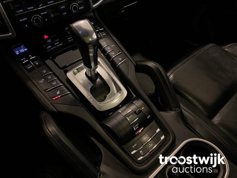 Porsche Cayenne S E-Hybrid 3.0 Car