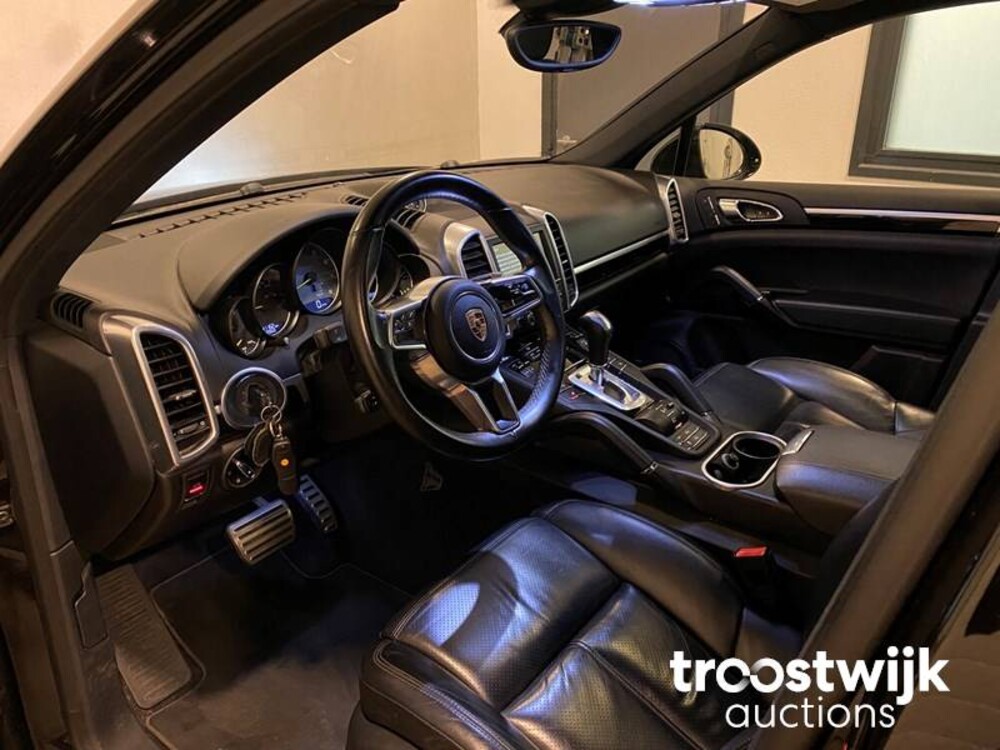 Porsche Cayenne S E-Hybrid 3.0 Car