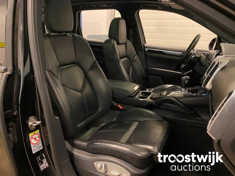 Porsche Cayenne S E-Hybrid 3.0 Car