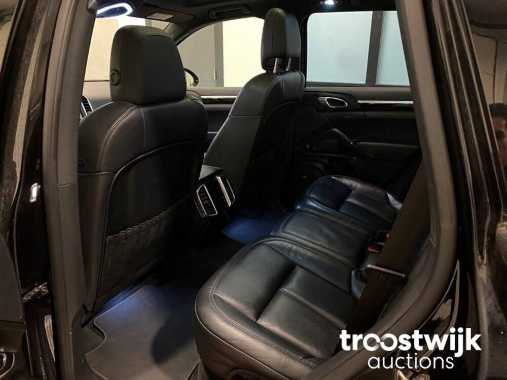 Porsche Cayenne S E-Hybrid 3.0 Car