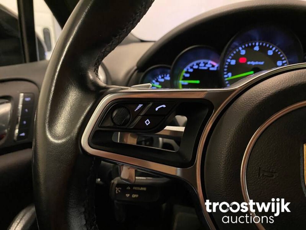 Porsche Cayenne S E-Hybrid 3.0 Car