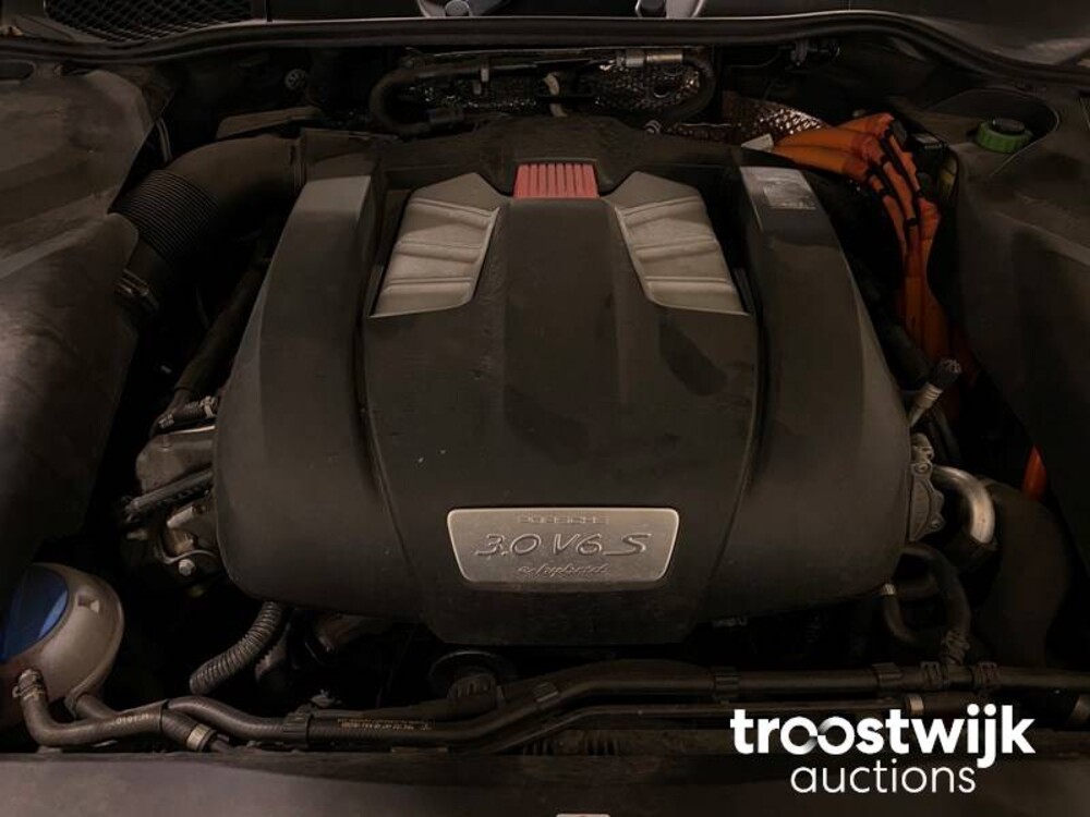 Porsche Cayenne S E-Hybrid 3.0 Car