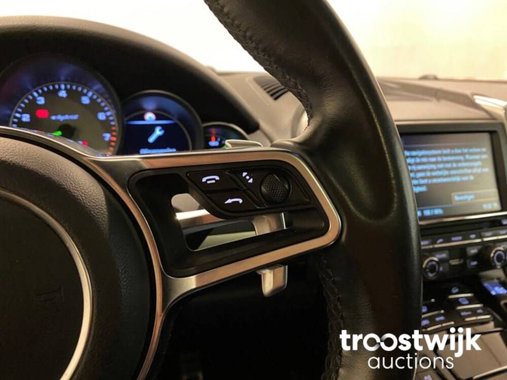 Porsche Cayenne S E-Hybrid 3.0 Car