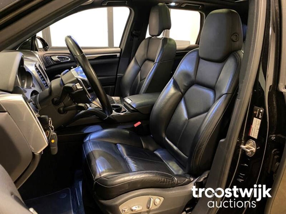 Porsche Cayenne S E-Hybrid 3.0 Car