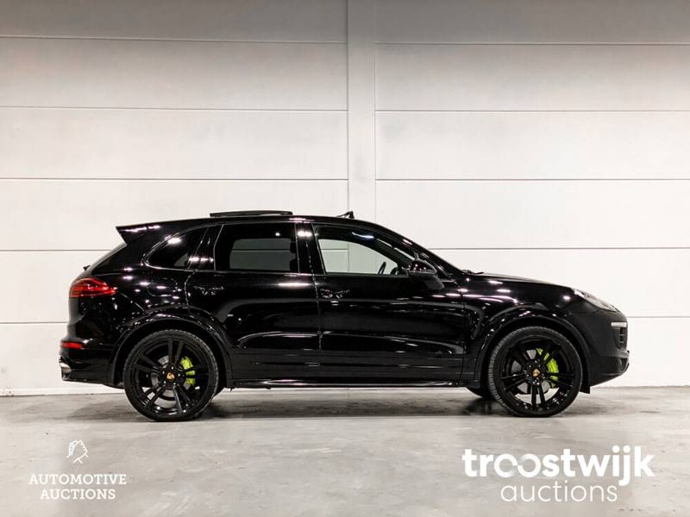 Porsche Cayenne S E-Hybrid 3.0 Car