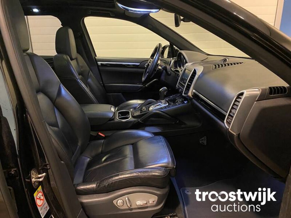 Porsche Cayenne S E-Hybrid 3.0 Car