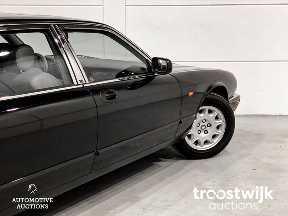 Jaguar XJ 3.2 V8 Executive Car
