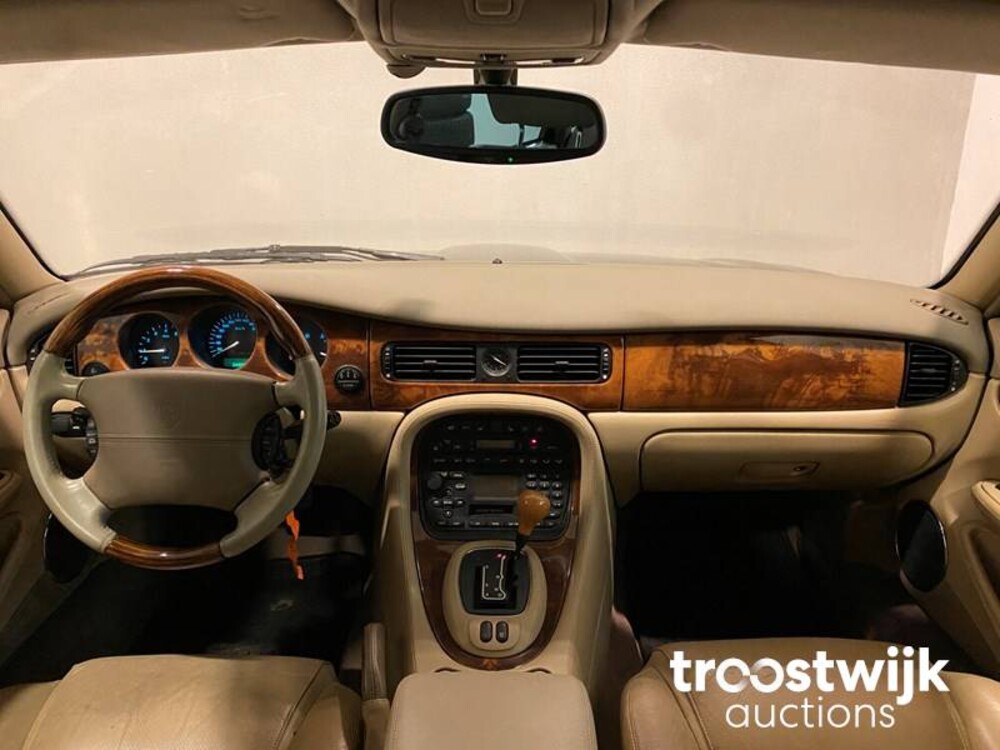 Jaguar XJ 3.2 V8 Executive Car