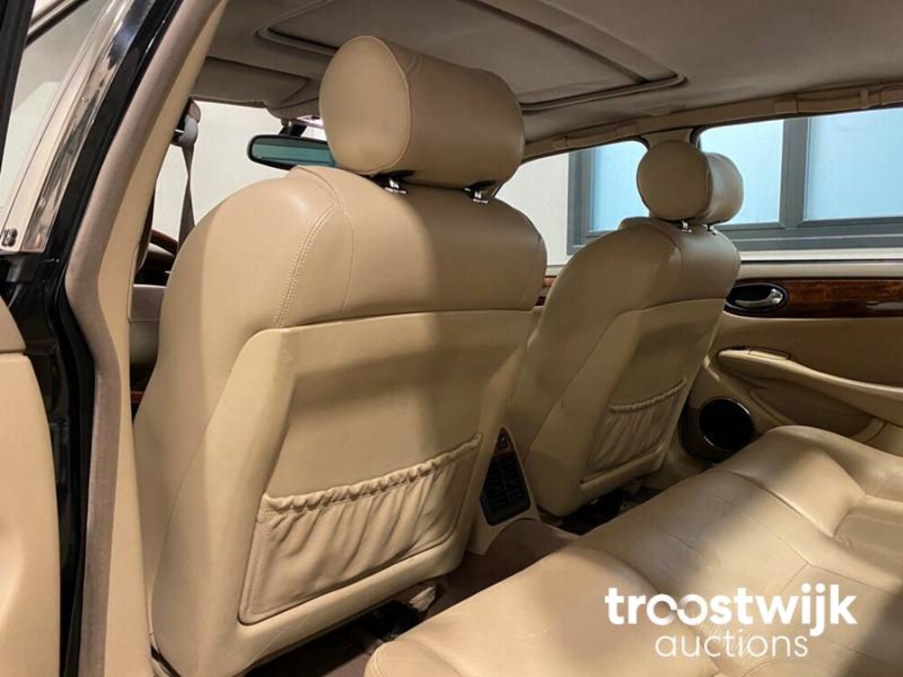 Jaguar XJ 3.2 V8 Executive Car