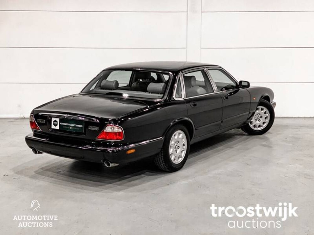 Jaguar XJ 3.2 V8 Executive Car