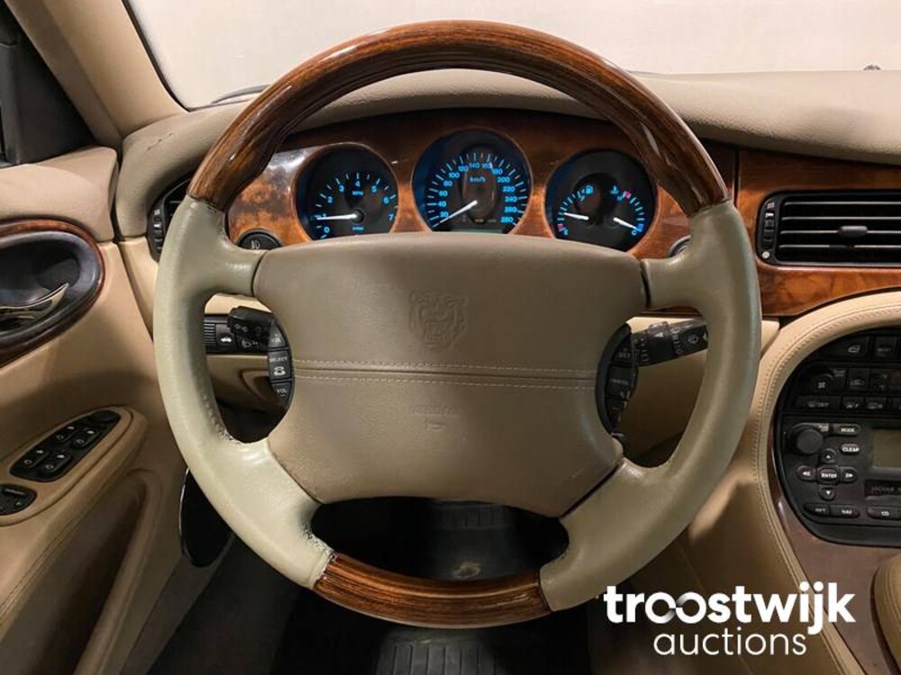 Jaguar XJ 3.2 V8 Executive Car