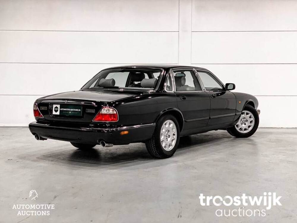 Jaguar XJ 3.2 V8 Executive Car
