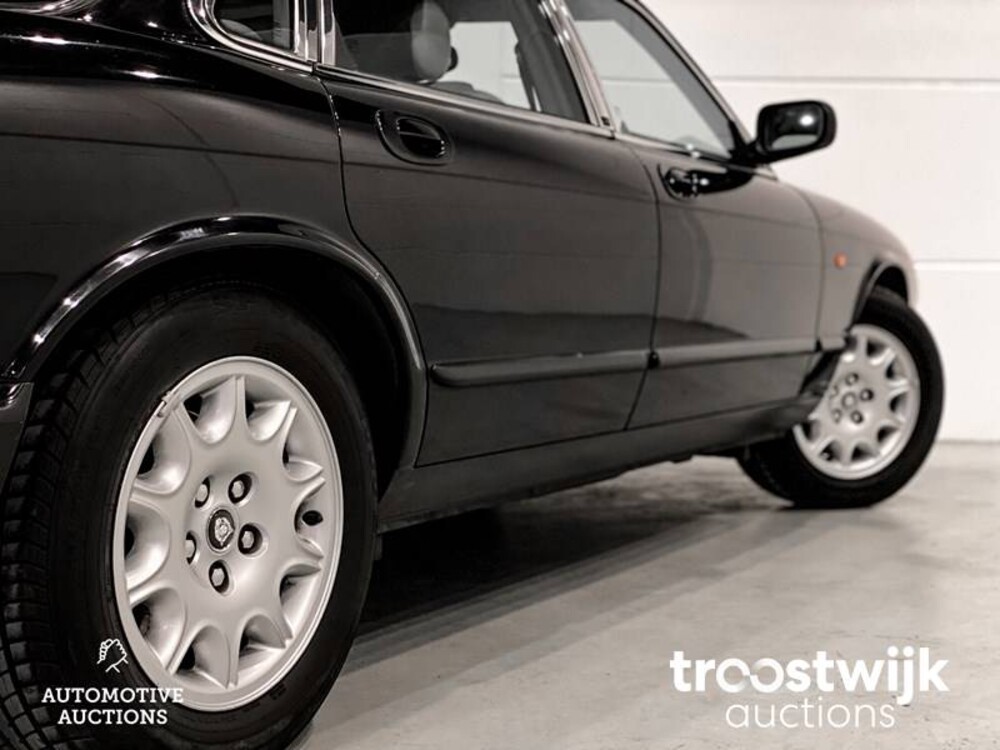 Jaguar XJ 3.2 V8 Executive Car