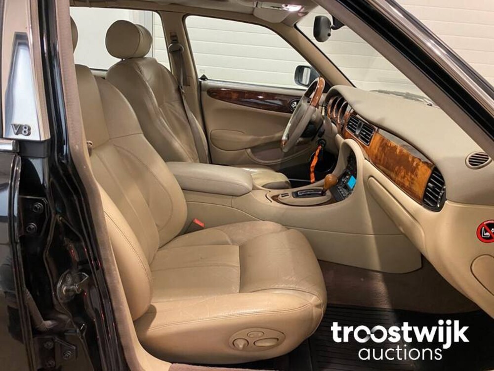 Jaguar XJ 3.2 V8 Executive Car