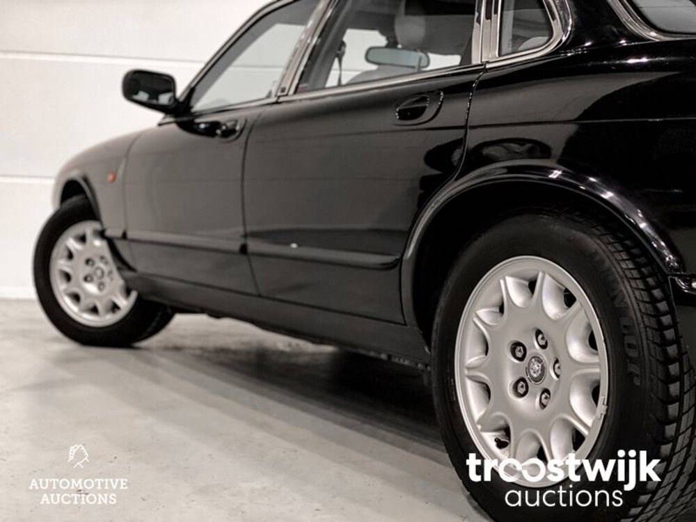 Jaguar XJ 3.2 V8 Executive Car