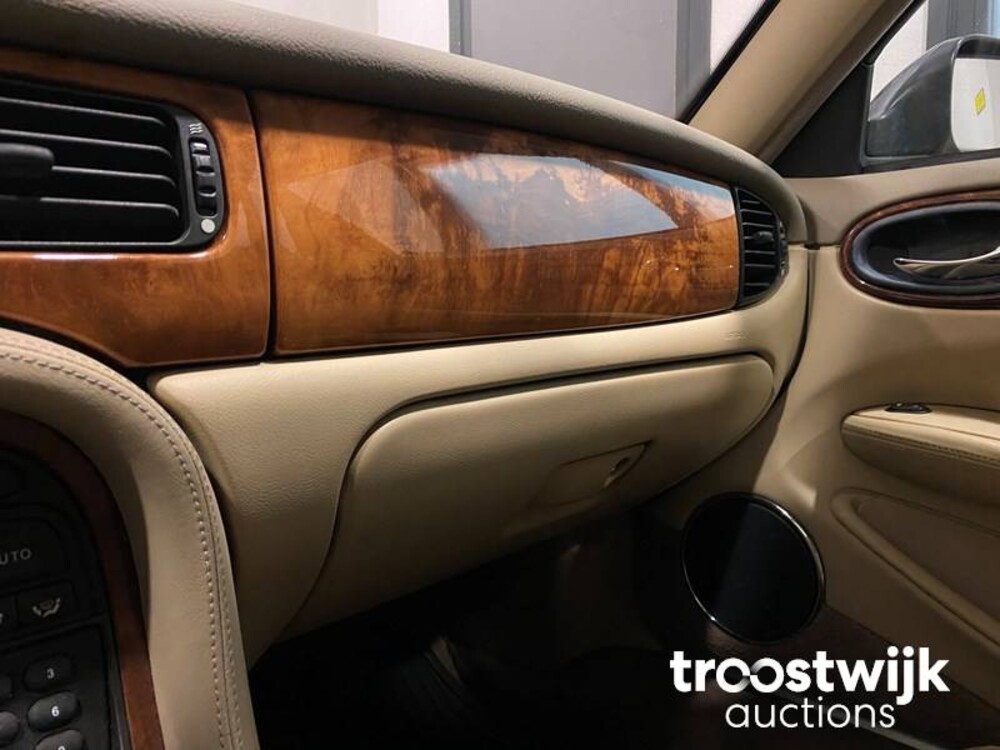 Jaguar XJ 3.2 V8 Executive Car