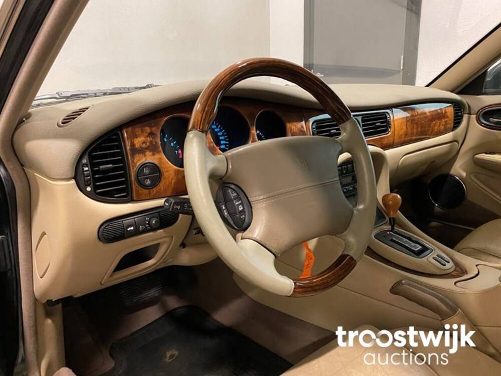 Jaguar XJ 3.2 V8 Executive Car