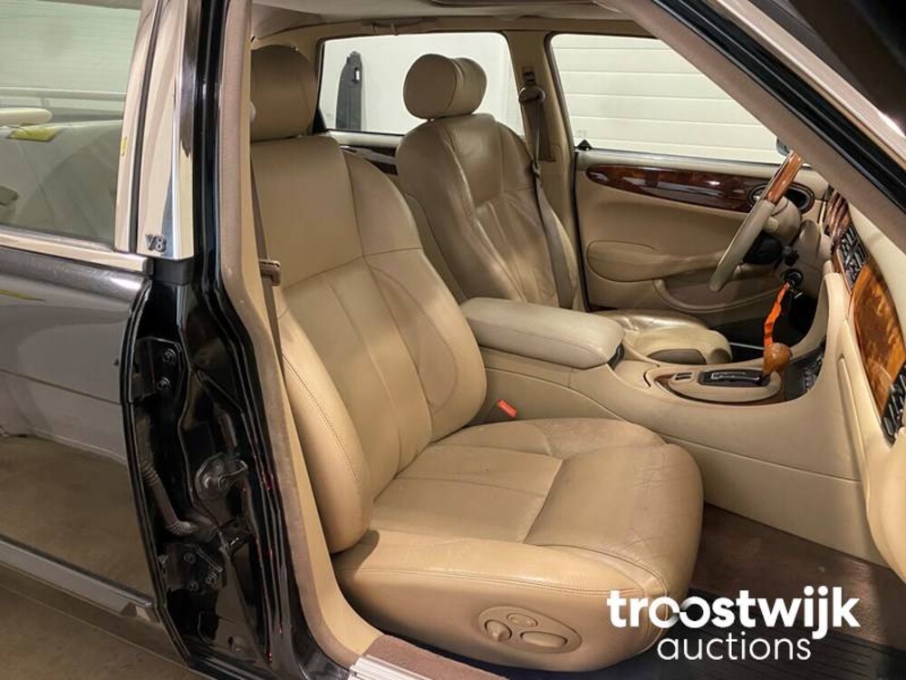 Jaguar XJ 3.2 V8 Executive Car