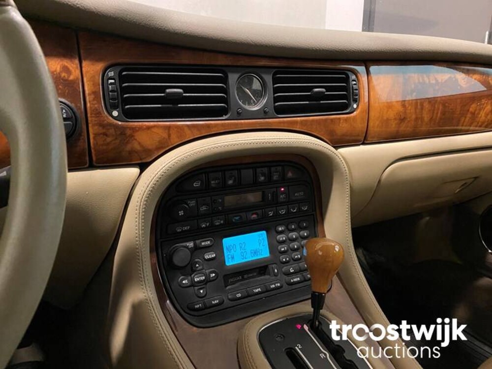 Jaguar XJ 3.2 V8 Executive Car