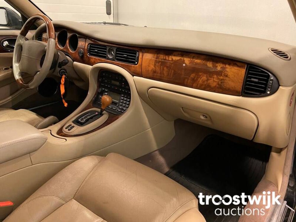 Jaguar XJ 3.2 V8 Executive Car