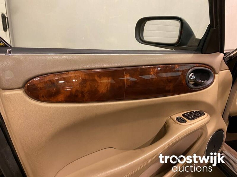 Jaguar XJ 3.2 V8 Executive Car